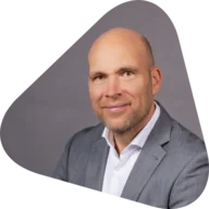 Professionelles Business-Porträt von Alexander Gebelein im grauen Anzug mit weißem Hemd.