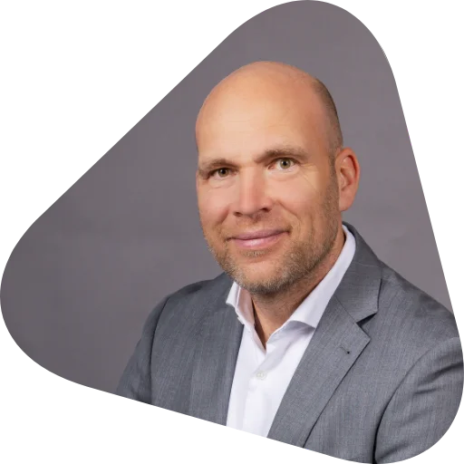 Professionelles Business-Porträt von Alexander Gebelein im grauen Anzug mit weißem Hemd.